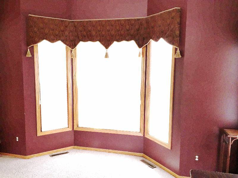 lot 2 image: Beautiful Paisley Window Treatment Includes Treatments For Two Side Windows & 1 Main 3 Window Sections - Includes Hardware - Excellent Condition No Smoke #2