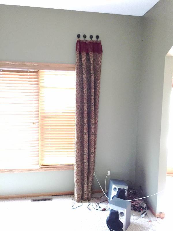 lot 3 image: Pretty Paisley Window Treatment Includes Blinds & Hardware - Excellent Condition - No Smoke #3