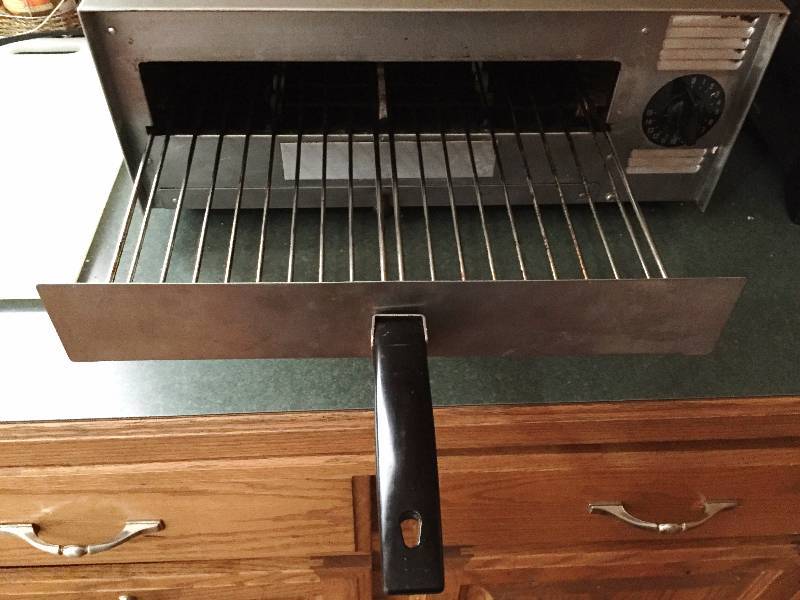 lot 14 image: Professional Style Pizza Oven 18x21.5x8 - Works Great