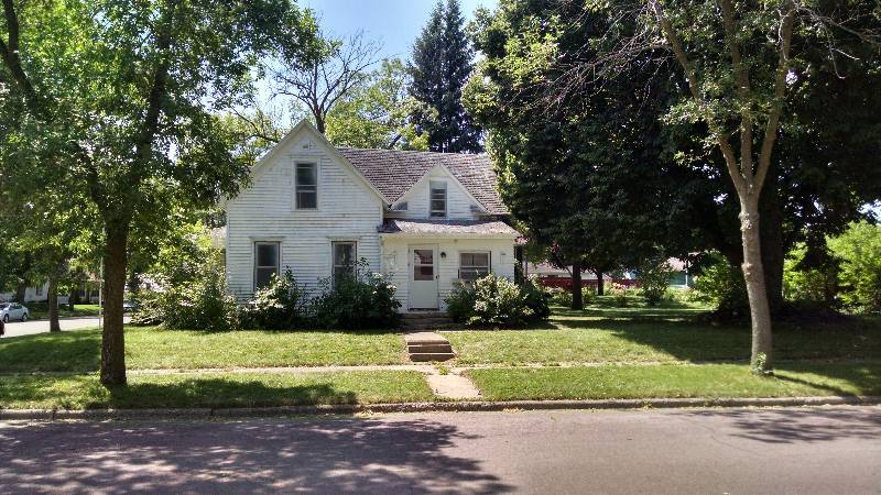 2 Story House in Lamberton MN with a very LOW Reserve