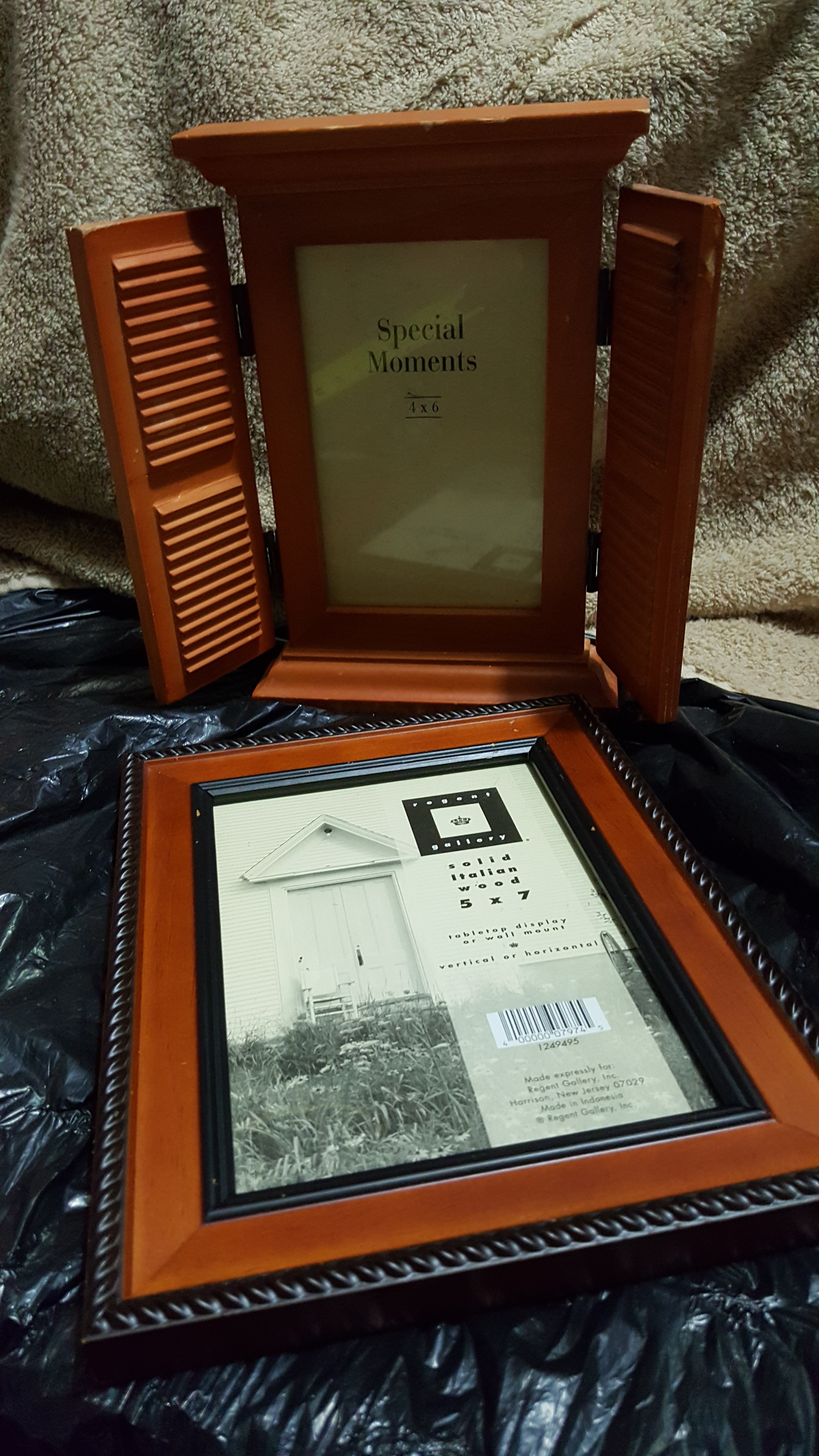 Lot of two picture frames