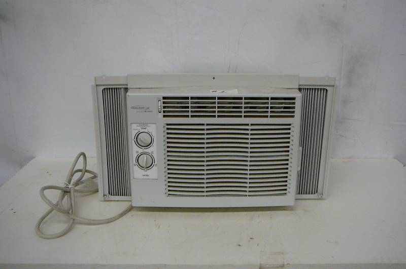 lot 1 image: Window AC Soleus Air 110 volts (Works)