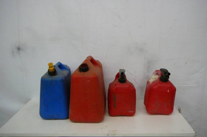 lot 3 image: 4 - Gas Cans