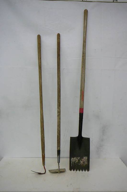 lot 4 image: Lawn & Garden tools , Shovels and 2 Hoes