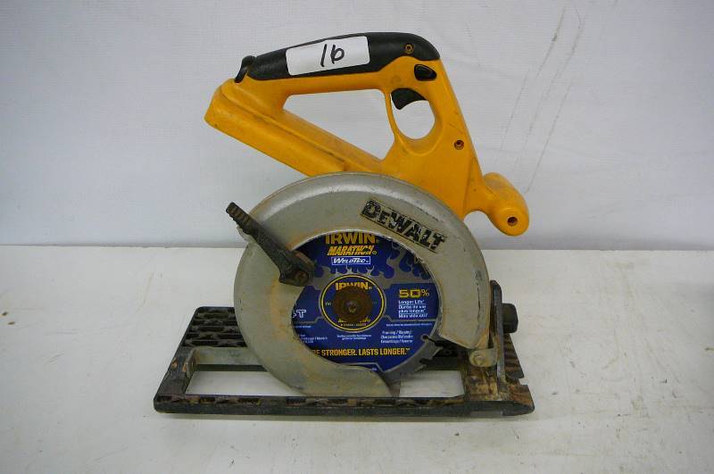 lot 16 image: Dewalt 24 volt Skill Saw No Battery
