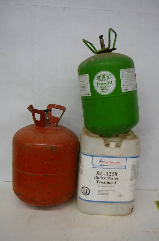 lot 39 image: Freon tanks - Plastic tank
