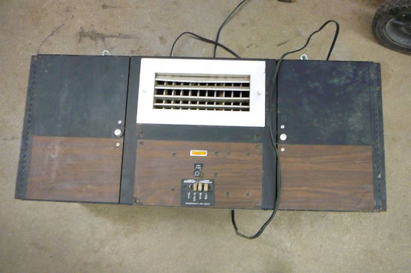 lot 41 image: Room Air Cleaner Santair by Santek Runs
