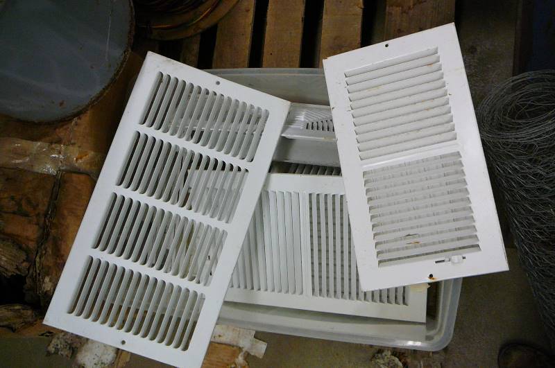 lot 44 image: Lot of Heat vents 20