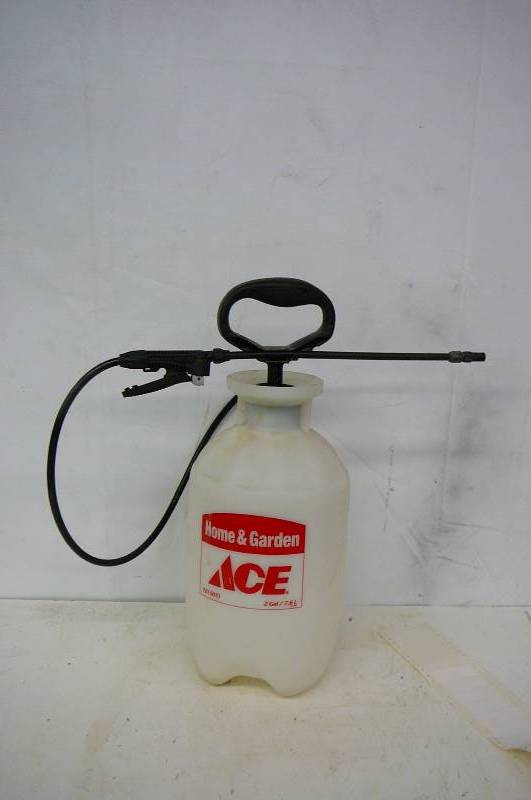 lot 47 image: 2 gallon Sprayer ACE - Roll of chicken wire