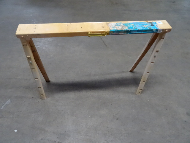 lot 17 image: Metal Fold Up Saw Horse