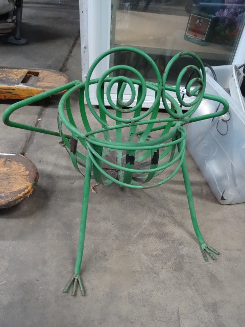 lot 22 image: Metal Frog Outdoor Planter  Pot Holder