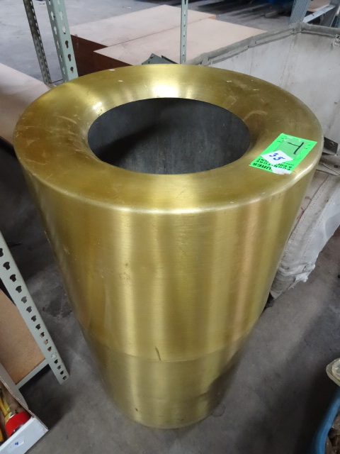 lot 35 image: Aluminum Trash Can with Insert