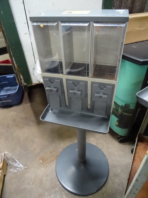 lot 36 image: Vendstar 3000 Bulk Vending Machine