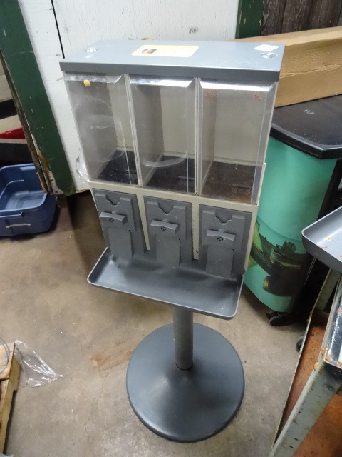 lot 37 image: Vendstar 3000 Bulk Vending Machine