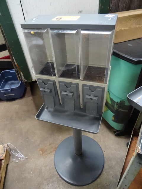 lot 38 image: Vendstar 3000 Bulk Vending Machine