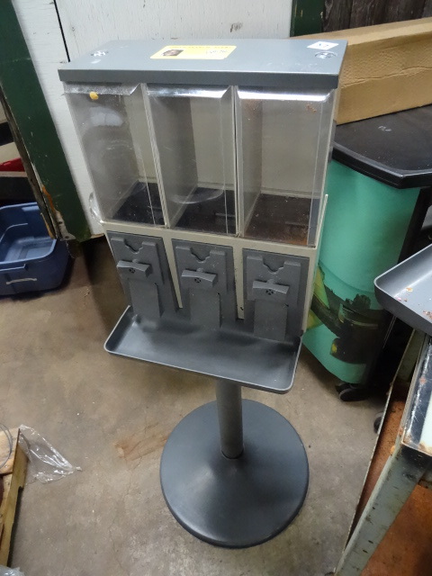 lot 39 image: Vendstar 3000 Bulk Vending Machine