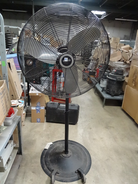lot 63 image: Lasko 32 Shop Pedestal Fan