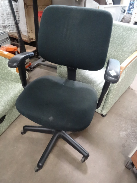 lot 121 image: Office Chair On Wheels