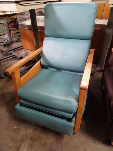 lot 165 image: Reclining Hospital Chair on Wheels