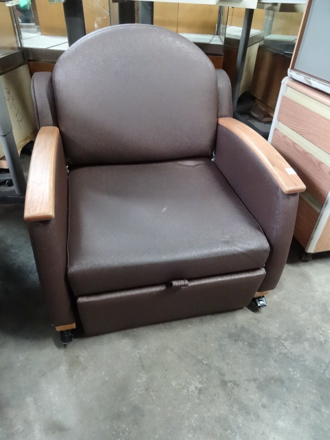 lot 166 image: Hospital Sleeper Chair on Wheels
