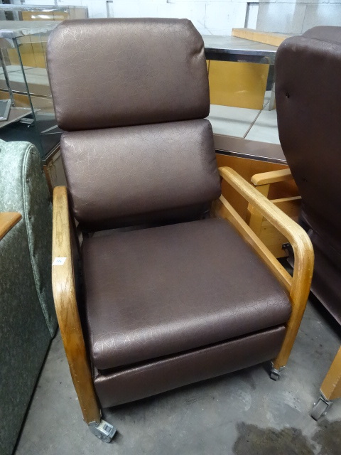 lot 174 image: Reclining Hospital Chair on Wheels
