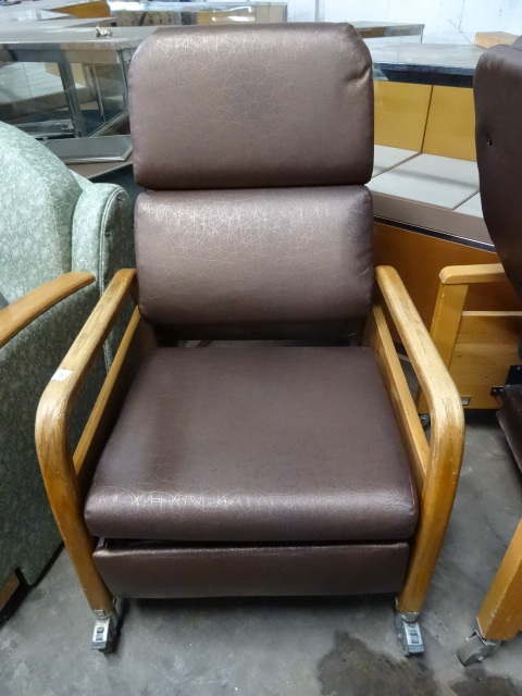 lot 181 image: Reclining Hospital Chair on Wheels
