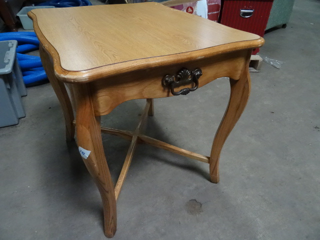 lot 192 image: Sturdy Wooded End Table 22 X 26 X 24