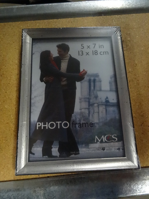 lot 195 image: 5 X 7 Wood Silver Leaf Picture Frame
