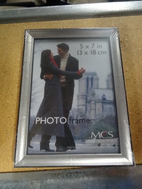 lot 196 image: 5 X 7 Picture Frames Qty 11