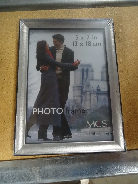 lot 197 image: 5 X 7 Wood Silver Leaf Picture Frame