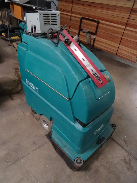 lot 208 image: Tennant Model 613042 Floor Scrubber