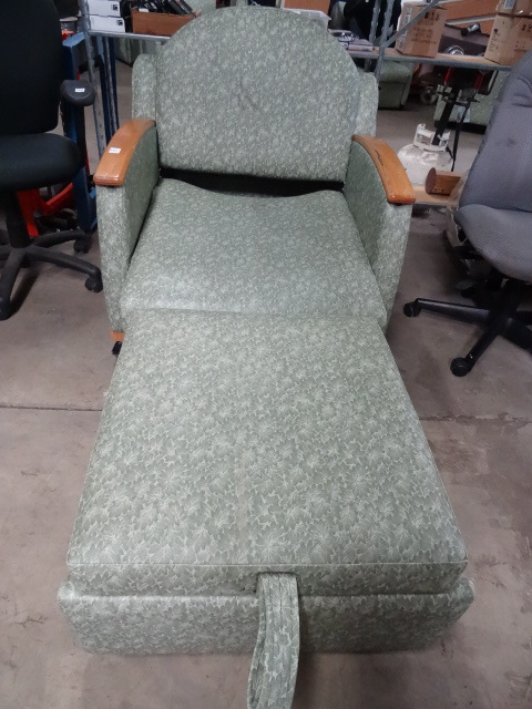 lot 127 image: Hill Rom P375 Sleeper Chair Hospital Grade