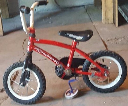 lot 6 image: Boys bike With Training Wheels