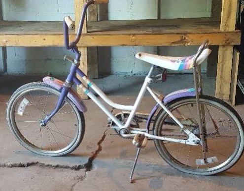 lot 9 image: Vintage Huffy Bike With Banana Seat