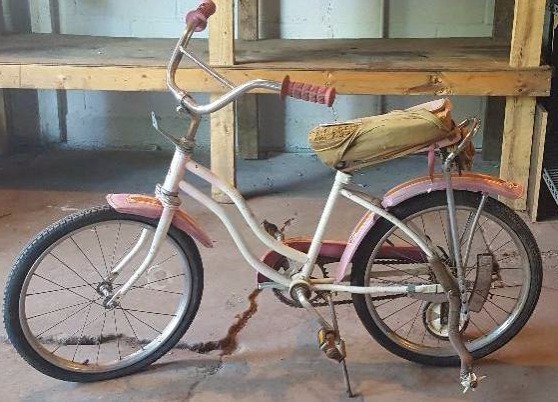 lot 10 image: Vintage Huffy Bike With Big Cushion Seat