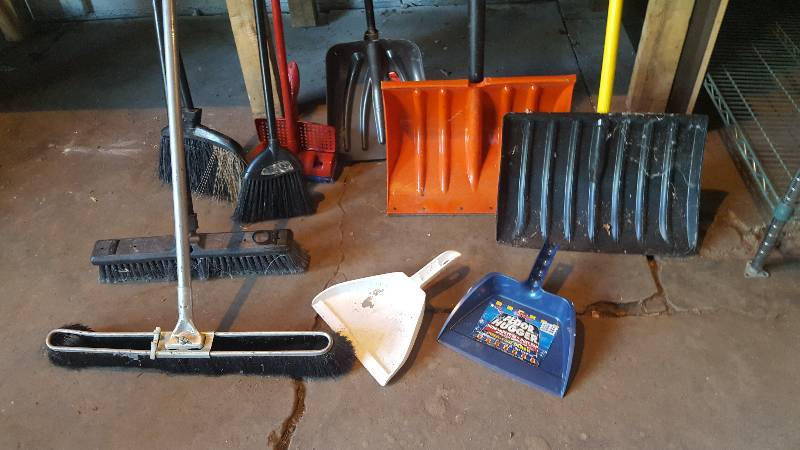 lot 14 image: Brooms, Shovels, Dust pans