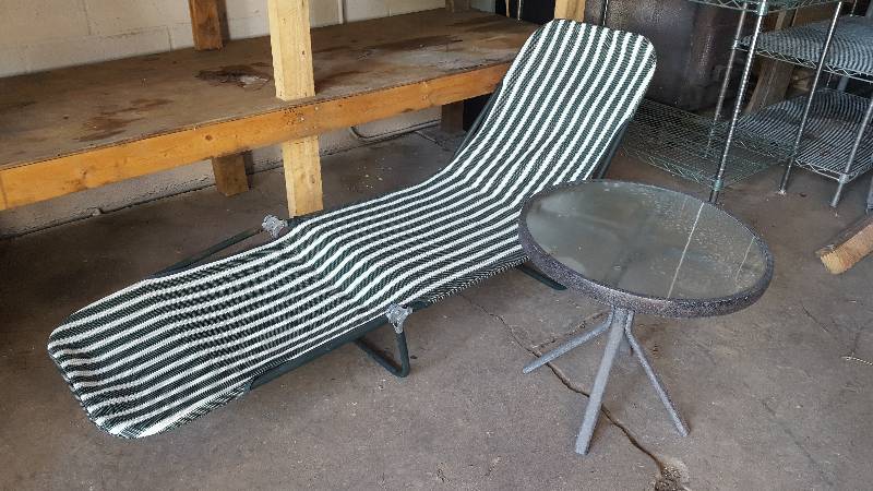 lot 49 image: Nice Lawn Chair and Table