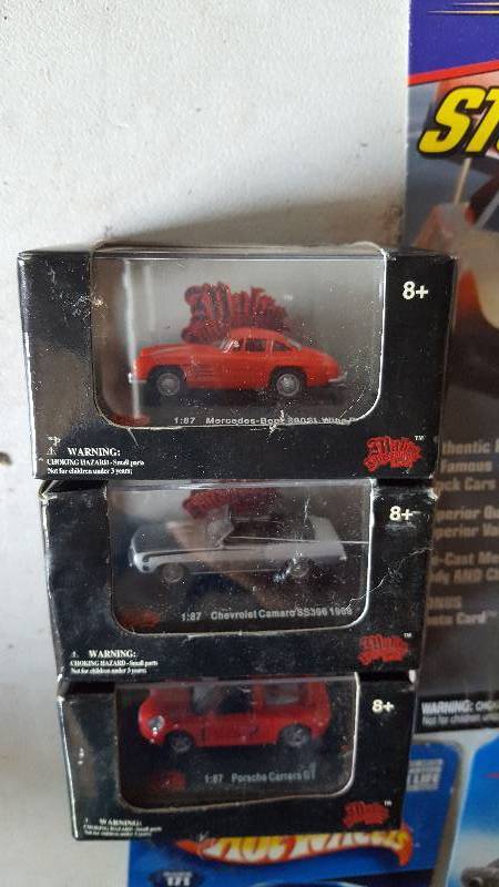 lot 13 image: Lot of Die Cast Cars