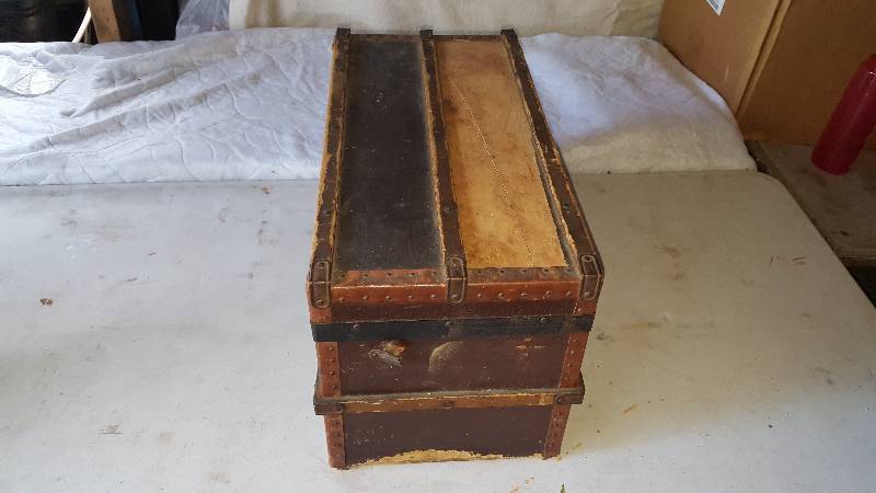 lot 27 image: Vintage wood box