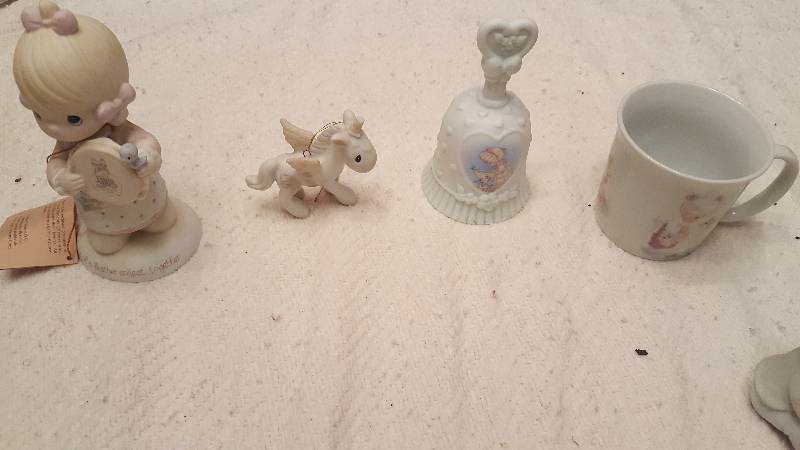 lot 42 image: Precious Moments, Kristal candy Dishes & Misc. Figurines