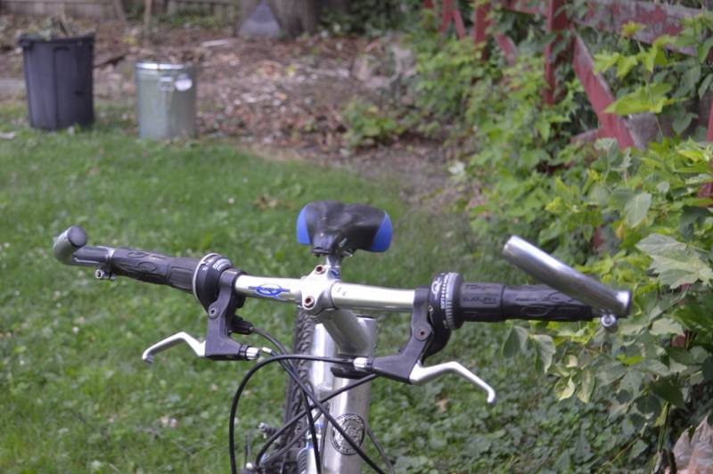 lot 2 image: Silver Mongoose MGX Mens Bike