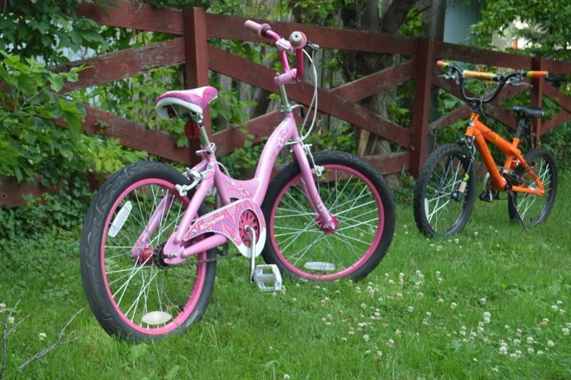 lot 4 image: Pink Schwinn Girls Bike