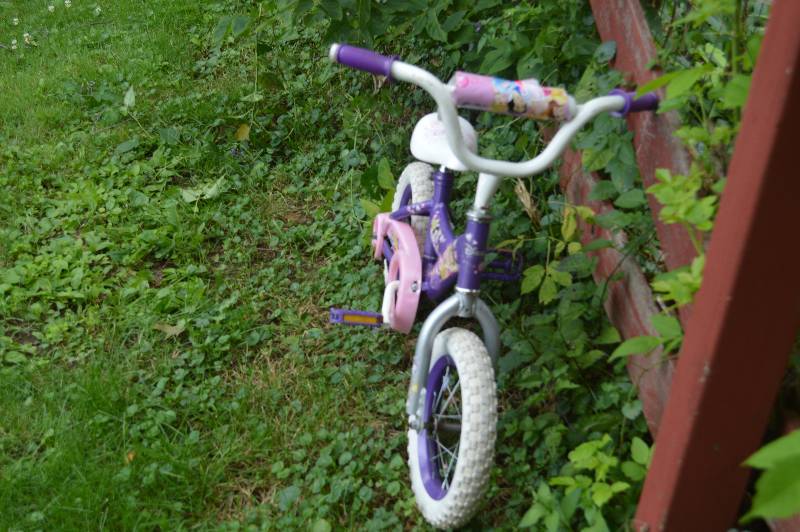 lot 6 image: Purple Girls Bike