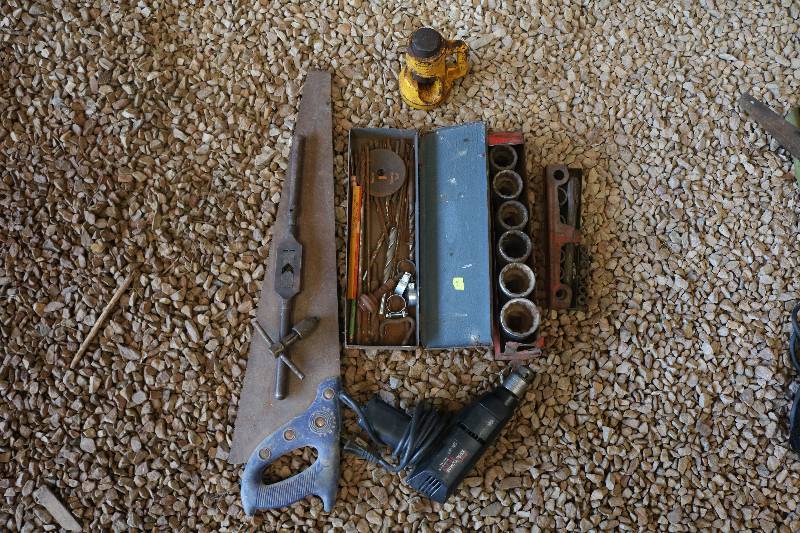lot 9 image: Assortment of tools