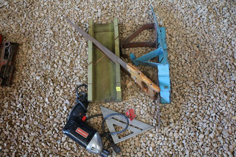 lot 10 image: Assortment of tools