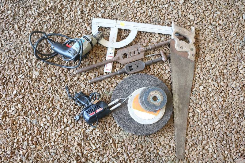 lot 23 image: Hand tools