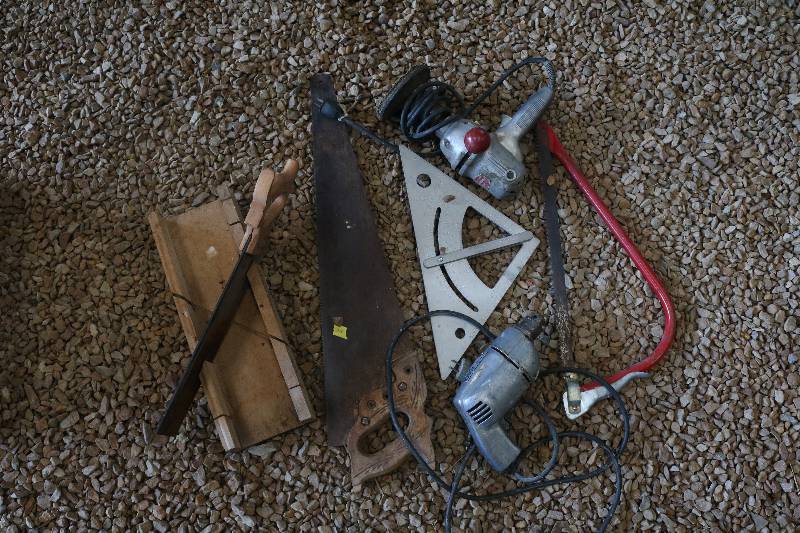 lot 28 image: Hand tools