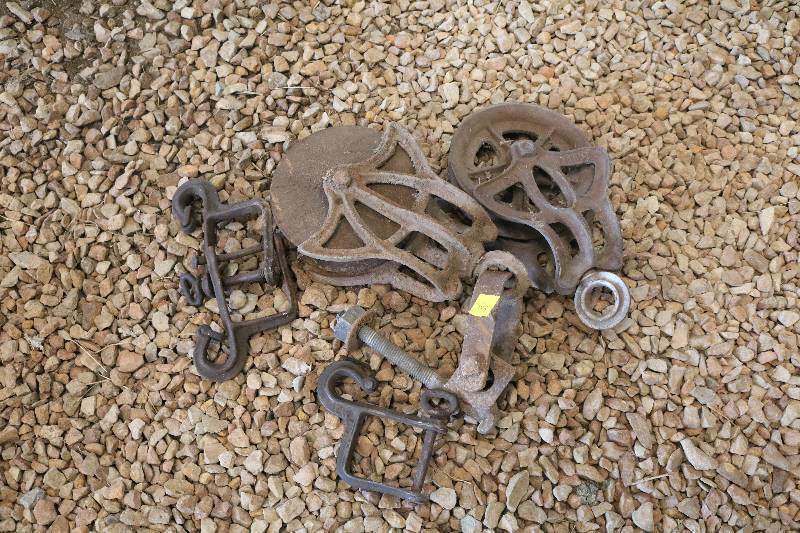 lot 31 image: Metal pulleys