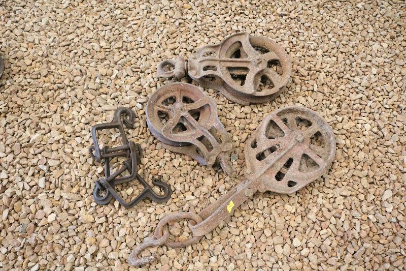 lot 32 image: Metal pulleys