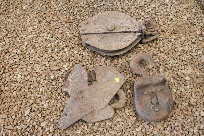 lot 33 image: Metal pulleys